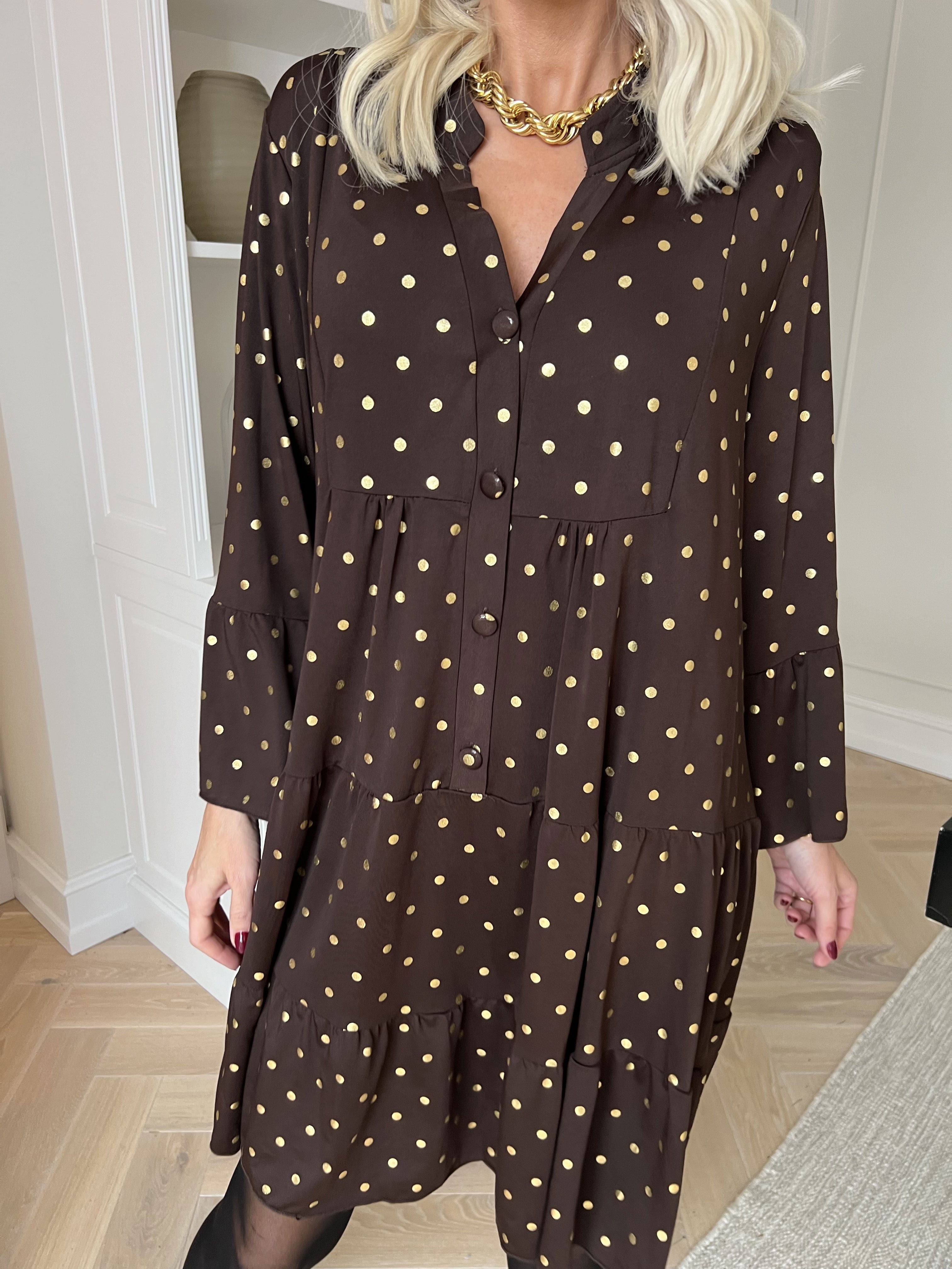 Milania Dot - Elastisk kjole med guld prikker og flæselag